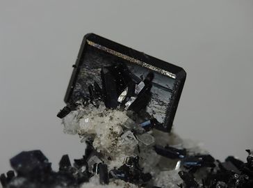 Allanite-(Ce)-2.jpg