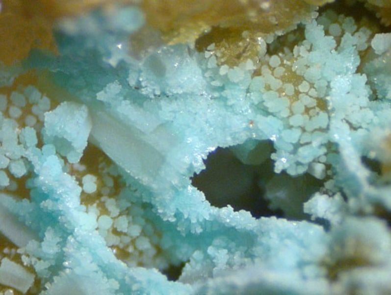 Файл:Plumbogummite-1.jpg