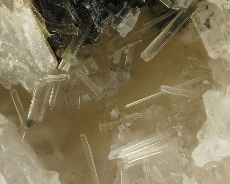 Файл:Fluoborite-2.jpg