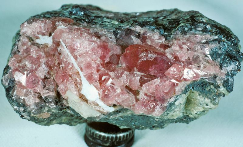 Файл:Hodgkinsonite.jpg