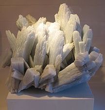 235px-Anhydrite HMNH1.jpg