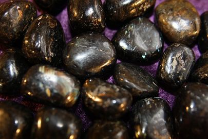 Nuummite-02.jpg